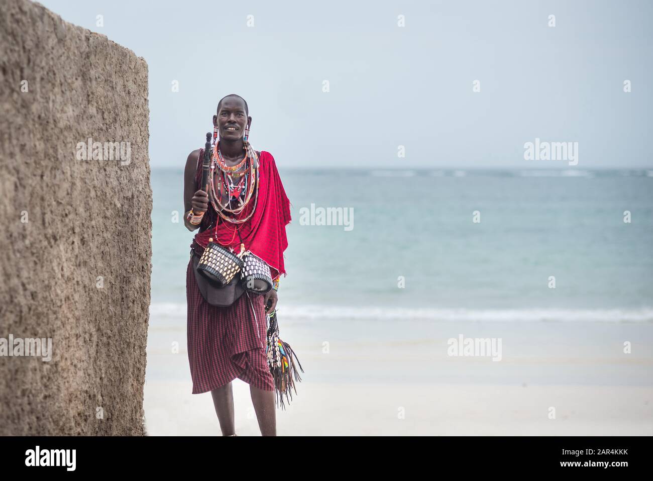 Masai Kitesurfing in Diani Beach, Watamu, Kenia mit einem Kitesurf und Kiteboard Maasai in Sansibar Kiteboarden Maasai Stockfoto