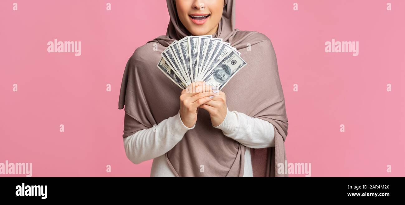 Dollar-Bargeld in Händen von nicht erkennbaren muslimen in Hijab Stockfoto