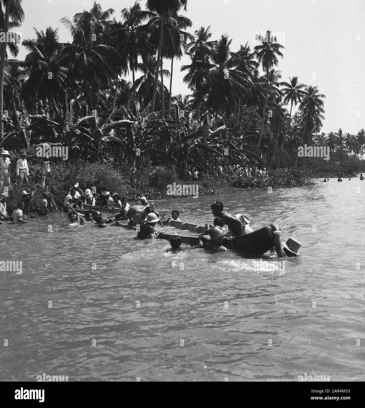 Wasserparty Tangerang [ein Prauw ist voller Wasser] Anmerkung: Chinesische Peh Tjoen oder Drachenboot fest Datum: 11. Juni 1948 Ort: Indonesien, Niederländische Ostindien, Tangerang Stockfoto