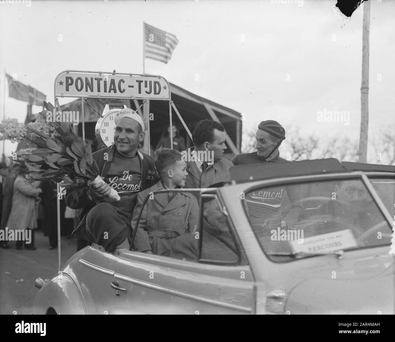 Ronde Van Etten. V. l. n.r: Wim van EST, Pierre Pellenaars (Sohn des Kees), Kees Pellenaars (Teamleiter), Wim Smit Datum: 6. april 1953 Ort: Etten Schlüsselwörter: Sport, Radsport Personenname: EST Wim van, Pellenaar Pierre, Pellenaars, Kees, Smit Wim Stockfoto