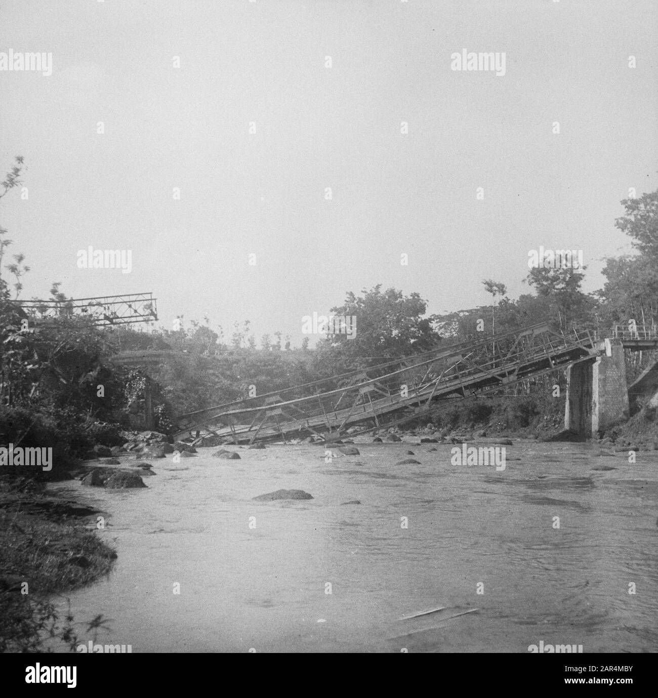 Kepandjen nach Kediri [EINE zerstörte Brücke über einen Fluss] Datum: 20. Dezember 1948 Ort: Indonesien, Niederländische Ostindien Stockfoto