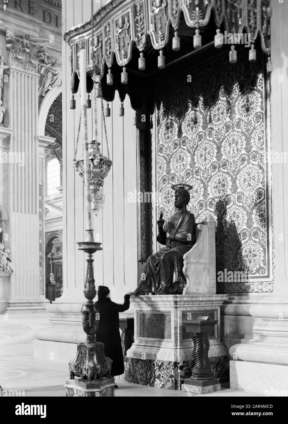 ROM: Besuch in der Vatikanstadt EINE Frau legt ihre Hand auf den rechten Fuß der Bronzestatue des heiligen Peter im Petersdom Datum: Dezember 1937 Ort: Italien, Rom, Vatikanstadt Schlüsselwörter: Architektur, Barock, Skulptur, Gotik, Interieur, Kerzen, Name Der Institution der Kirchenbauten: Sankt Peter Stockfoto