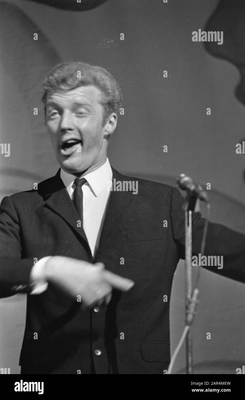 Einunddreißig Snip und Snap Revue. André van Duin Datum: 11. Juli 1968 Schlagwörter: Künstler, Revuen persönlicher Name: Dune, André van Institutioningsnaam: Snip und Snap Stockfoto