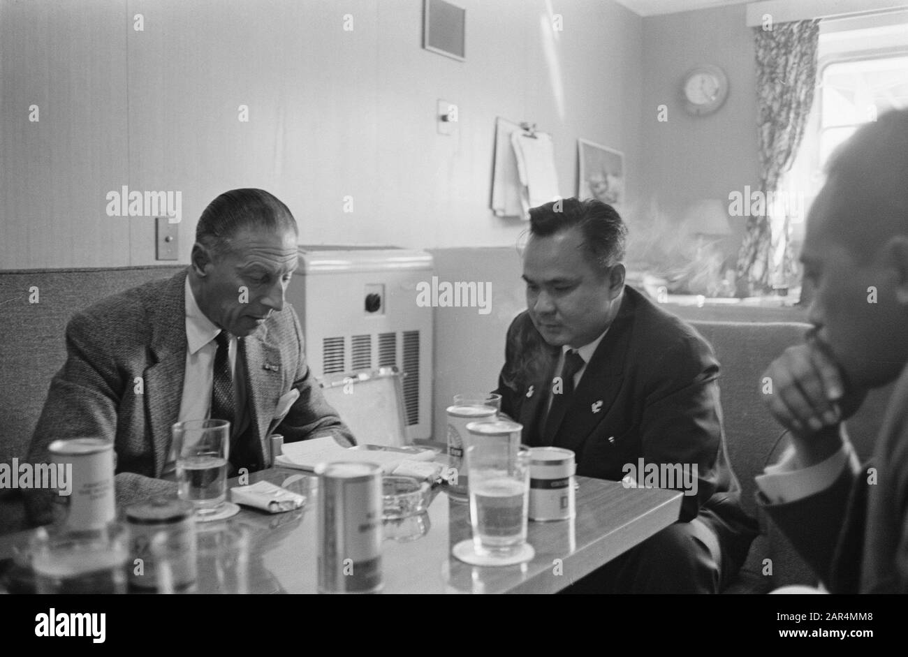 Das erste indonesische Schiff in unserem Land nach sechs Jahren, das MS M. H. Thamrin am Coenhaven in Amsterdam. Captein Mr. H. Lie van de Thamrin/Datum: 17. August 1963 Standort: Amsterdam, Noord-Holland Schlüsselwörter: Schiffe Personenname: COENHAVEN Stockfoto