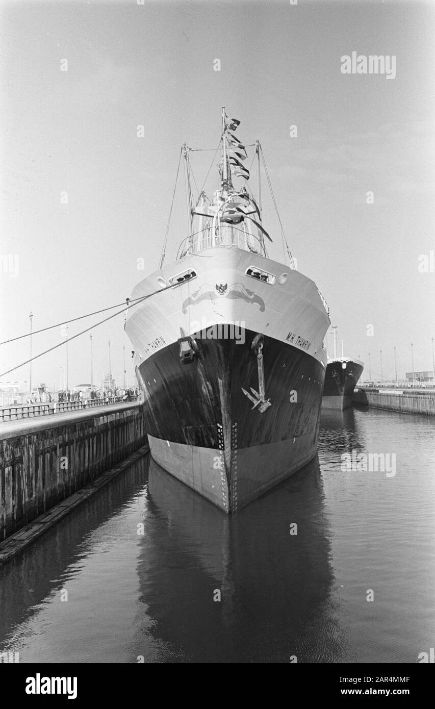 Das erste indonesische Schiff in unserem Land nach sechs Jahren, das MS M. H. Thamrin am Coenhaven in Amsterdam. Captein Mr. H. Lie van de Thamrin/Datum: 17. August 1963 Standort: Amsterdam, Noord-Holland Schlüsselwörter: Schiffe Personenname: COENHAVEN Stockfoto