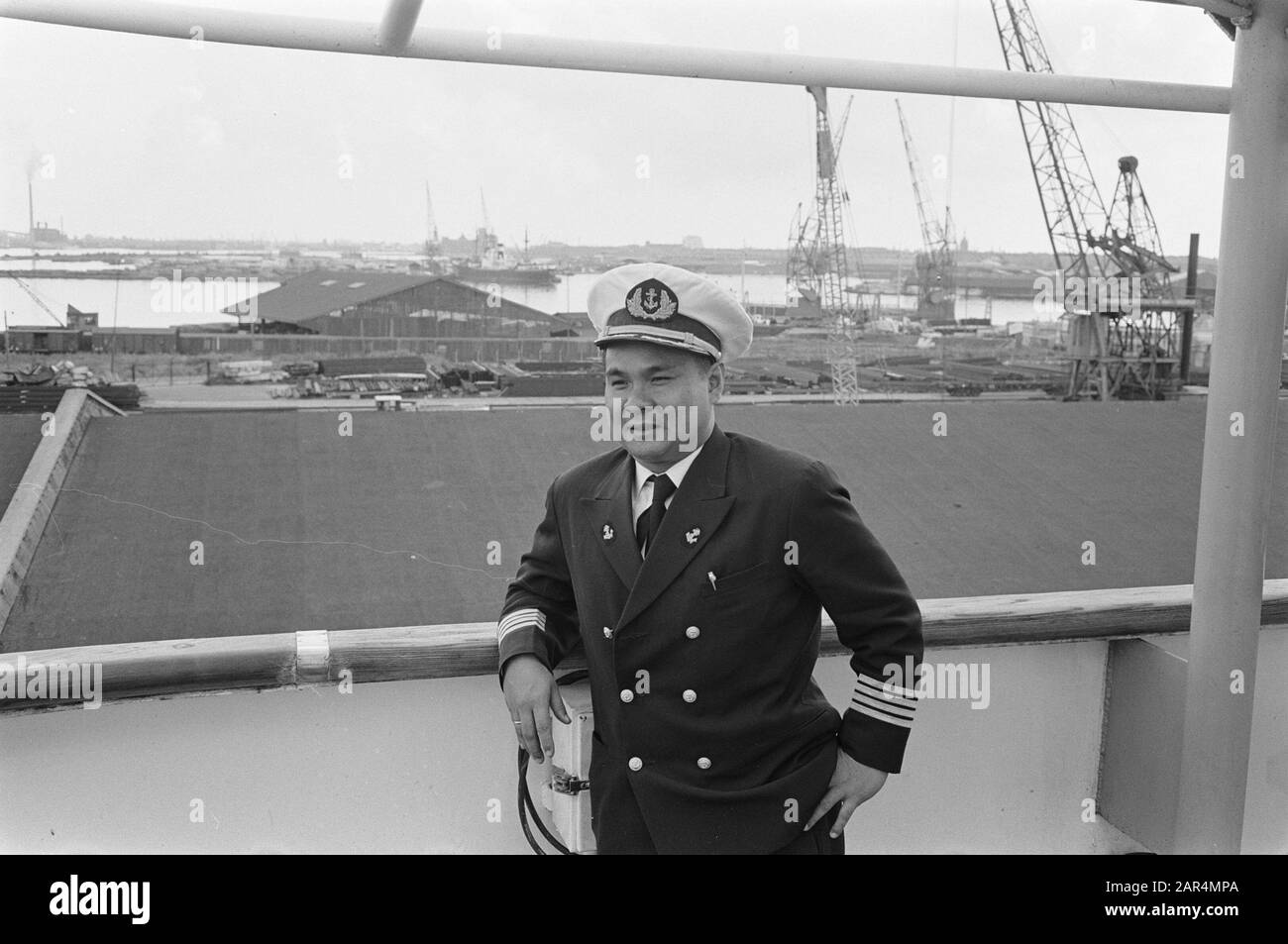 Das erste indonesische Schiff in unserem Land nach sechs Jahren, das MS M. H. Thamrin am Coenhaven in Amsterdam. Captein Mr. H. Lie van de Thamrin/Datum: 17. August 1963 Standort: Amsterdam, Noord-Holland Schlüsselwörter: Schiffe Personenname: COENHAVEN Stockfoto