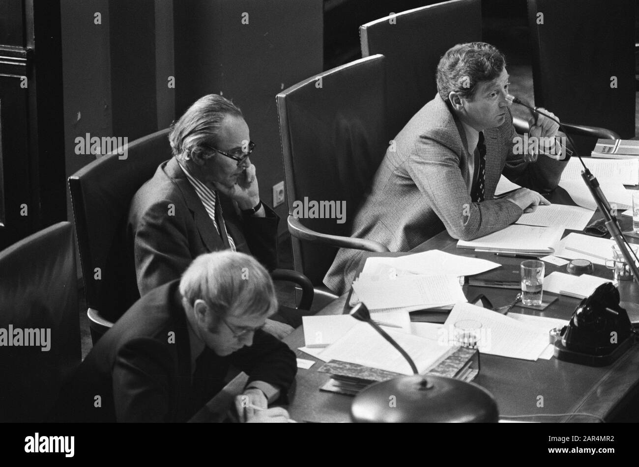 Erste Kammer, Behandlung defensienota; ab links Staatssekretär