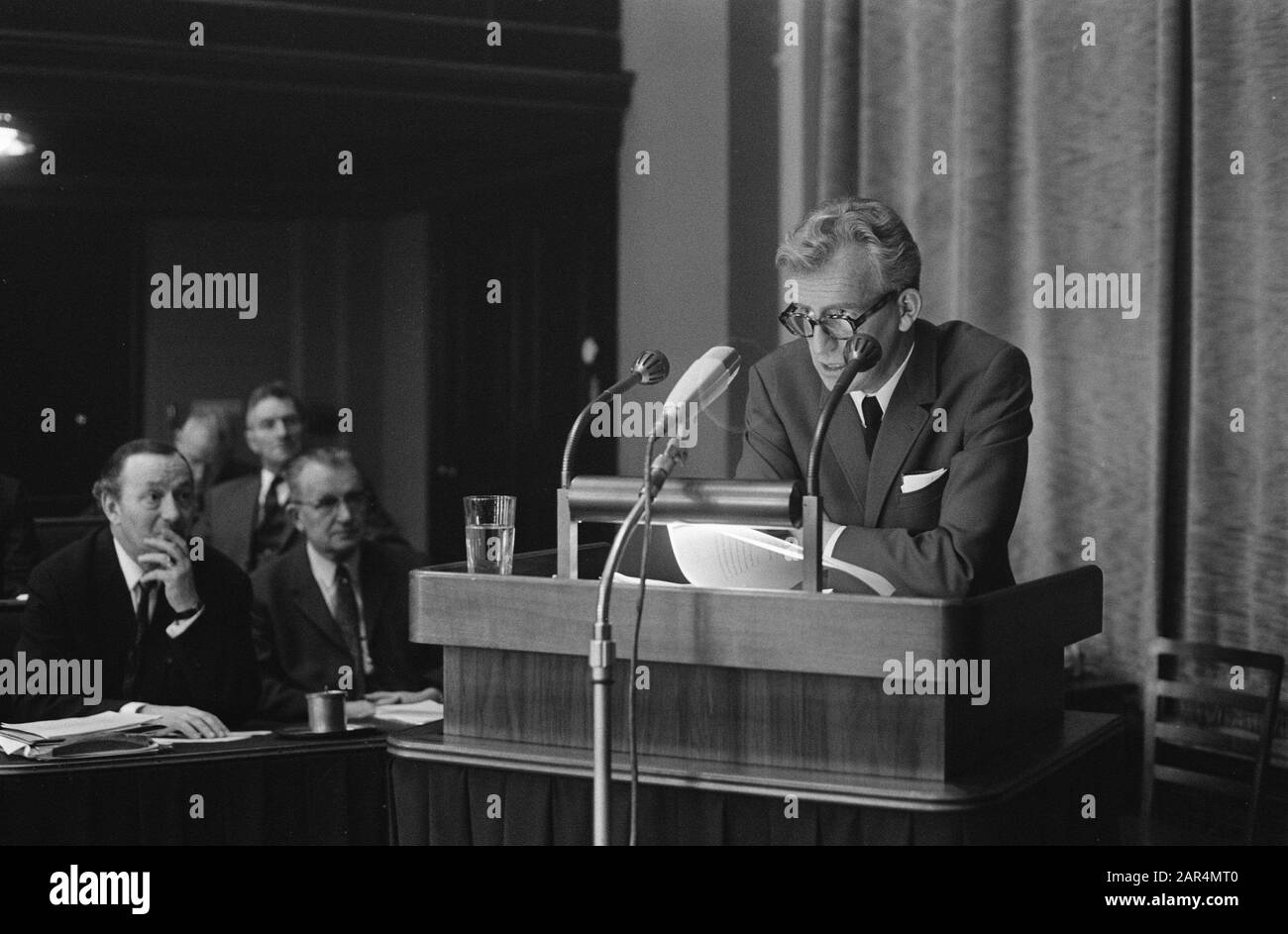 Erste Kammer. Behandlung des Lohngesetzes von Minister Roolvink Nr. 12a Kloos am Boden, Nummer 13a.14a Roolvink am Regierungstisch Datum: 10. Februar 1970 Stichwörter: Politischer Personalname: Minister Roolvink Stockfoto