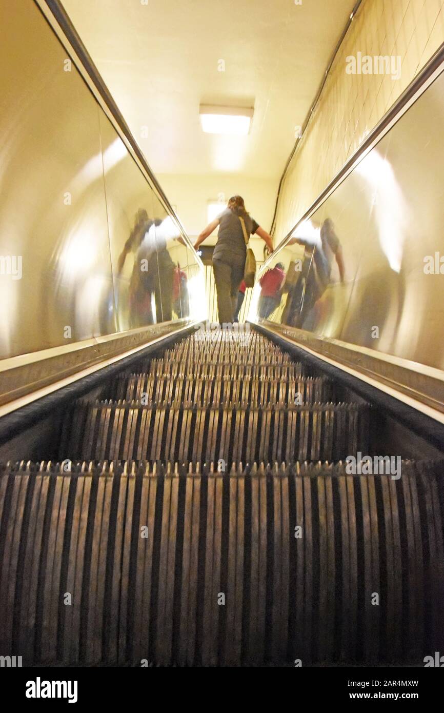 Treppenaufgang, elektrische Rolltreppe mit Menschen Stockfoto