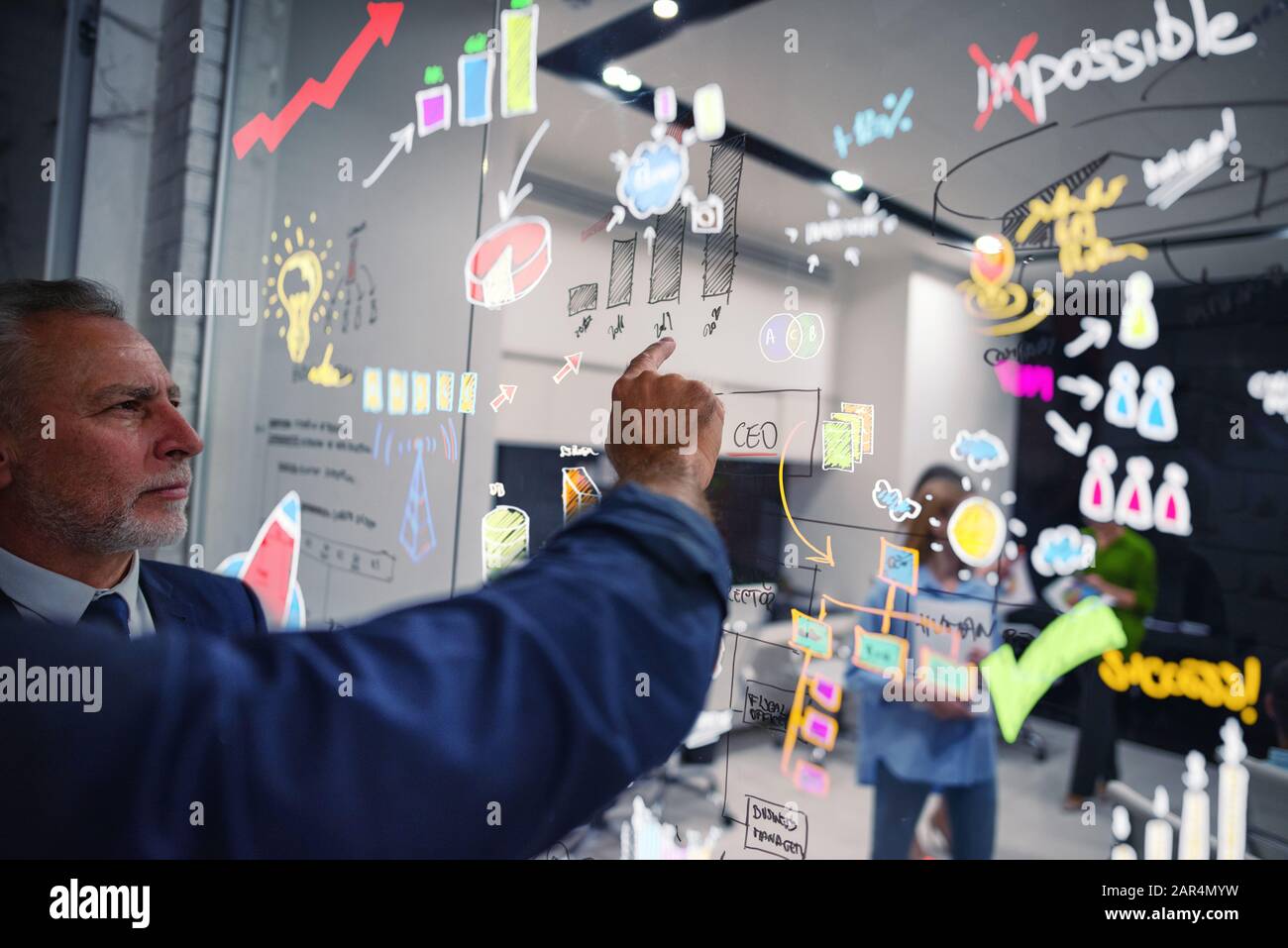 Geschäftsleute arbeiten an einem neuen Startprojekt. Konzept von Teamarbeit, Innovationen und Statistiken. Stockfoto