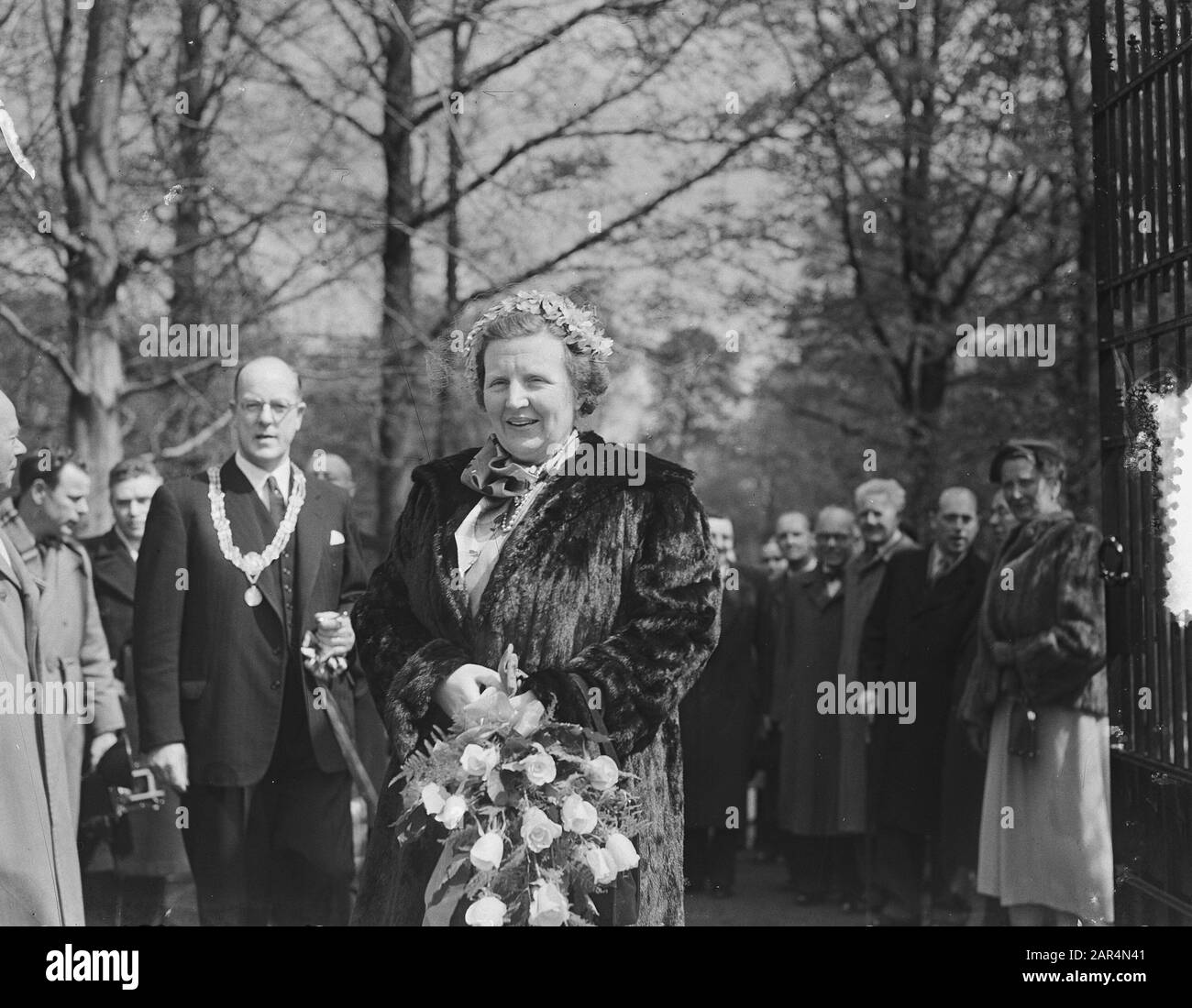 H.M. de Koningin eröffnet der Öffentlichkeit den Garten Paleis Noordeinde. Aufnahmen von H.M. de Koninging/ glasnetatief Datum: 27. April 1953 Schlüsselwörter: Queens, Openings, Public, Gardens persönlicher Name: H.M. de Koningin Institutioningsnaam: Paleis Noordeinde Stockfoto