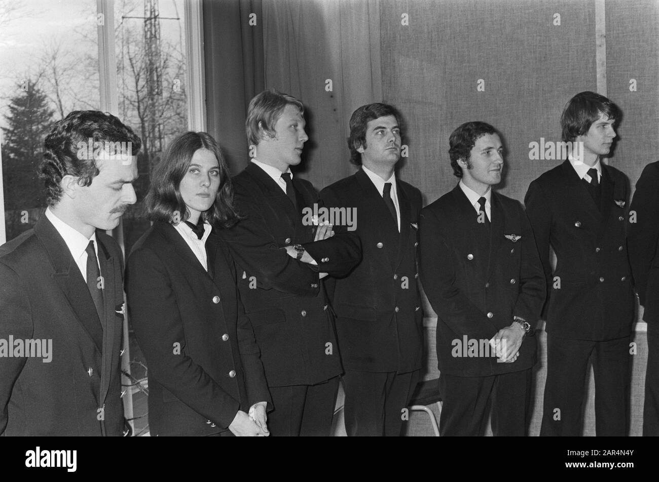 Erste weibliche Pilotin in den Niederlanden; Marlies Verhaik zwischen weiblichen Kollegen Datum: 23. Januar 1976 Schlagwörter: Verkehrspiloten Stockfoto