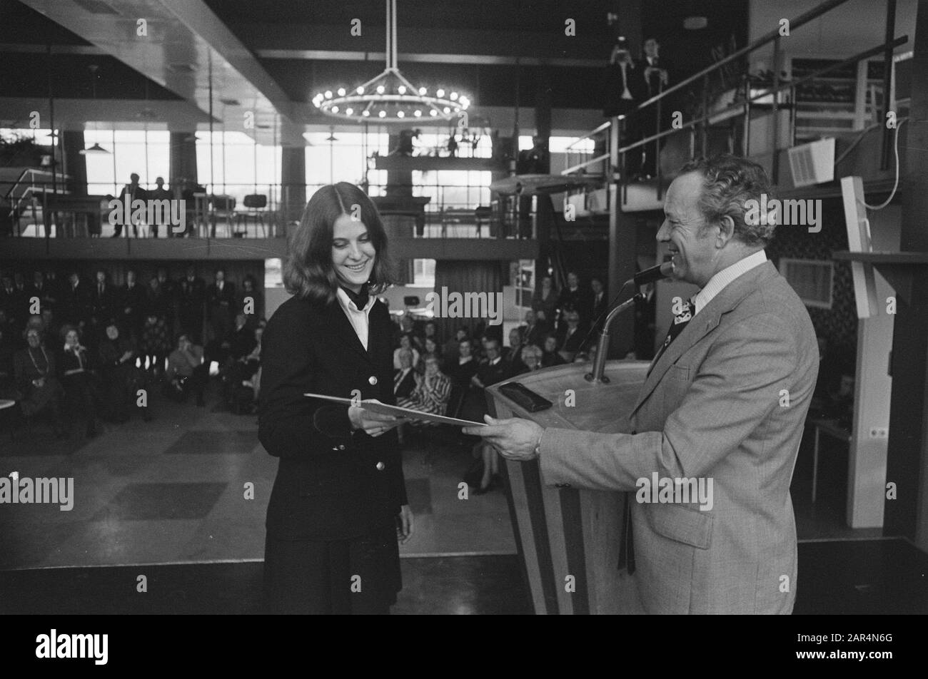 Erste weibliche Flugpilotin in den Niederlanden; Marlies Verhaik erhält ein Zertifikat von Regisseur Lakkay (RLS) Datum: 23. Januar 1976 Schlüsselwörter: Brevets, Direktoren, Belege, Verkehrspiloten Stockfoto