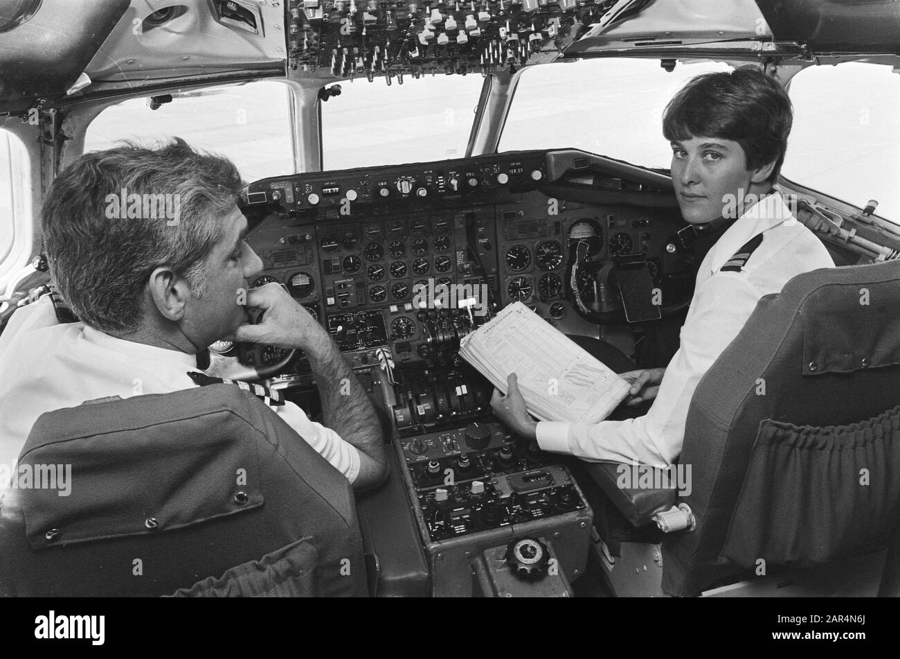 Erste weibliche Flugpilotin bei KLM, Miss Verkaik im Cockpit Datum: 15. August 1978 Schlagwörter: Cockpits, Verkehrsfliegereinrichtung Name: KLM Stockfoto