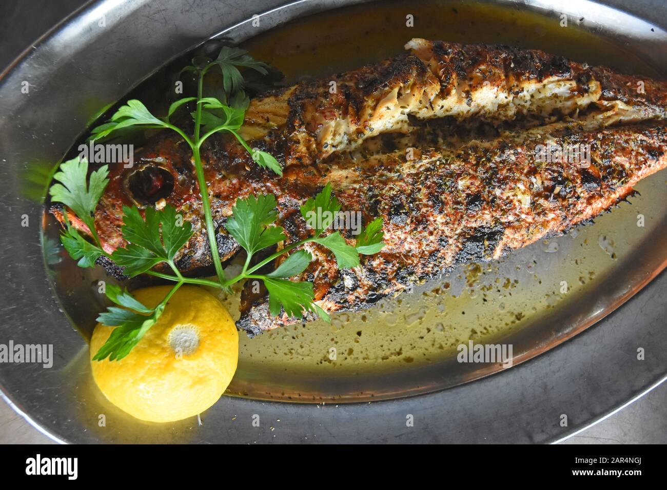 Fischgericht mit roter Schnapper Stockfoto