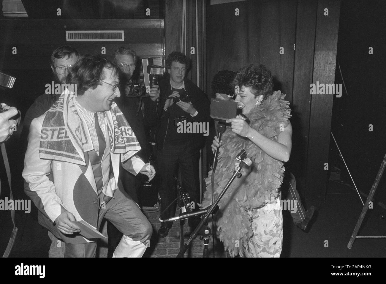 Elfstedentocht van Youp van't Hek; Brigitte Kaandorp während der Aufführung Datum: 31. Januar 1987 Ort: Hindeloopen Schlüsselwörter: Kabaretts Personenname: HEK, Youp van't, Kaandorp, Brigitte Institutionenname: Elfstedentocht Stockfoto