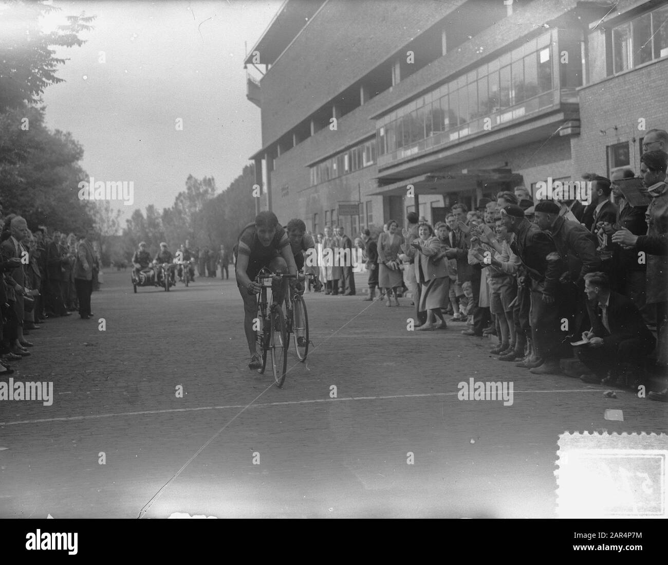 Beenden Sie Ronde van IJsselmeer im Olympiastadion von Amsterdam Datum: 7. Juni 1953 Ort: Amsterdam, Noord-Holland Schlüsselwörter: Sport, Radsport persönlicher Name: Ronde van IJsselmeer Institutionenname: Olympiastadion Stockfoto