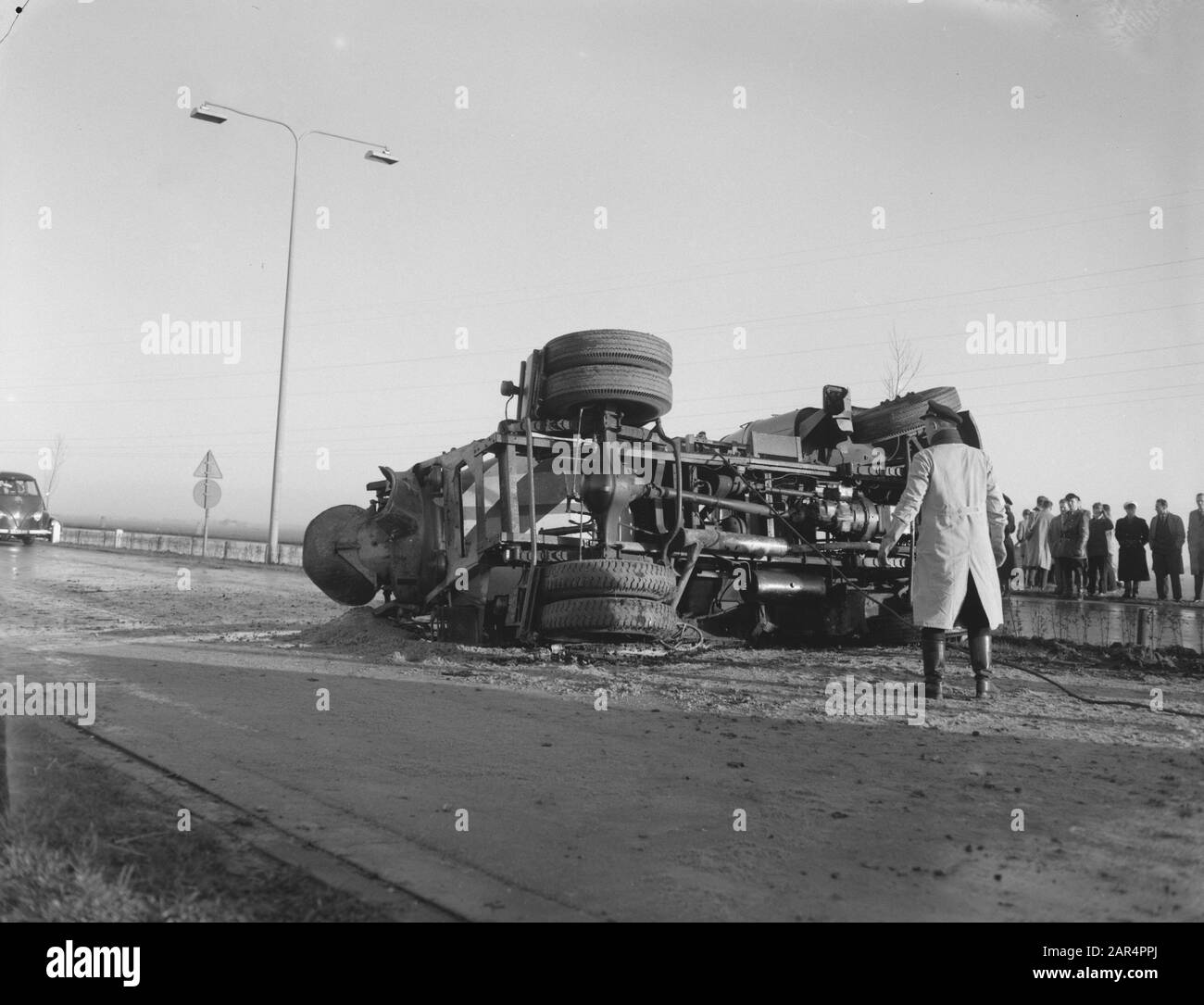 Schwerer Verkehrsunfall auf der Straße nach Schellingwoude Anmerkung: Ein geneigter Zementwagen Datum: 6. Dezember 1958 Standort: Noord-Holland, Schellingwoude Schlüsselwörter: Verkehrsunfälle Stockfoto