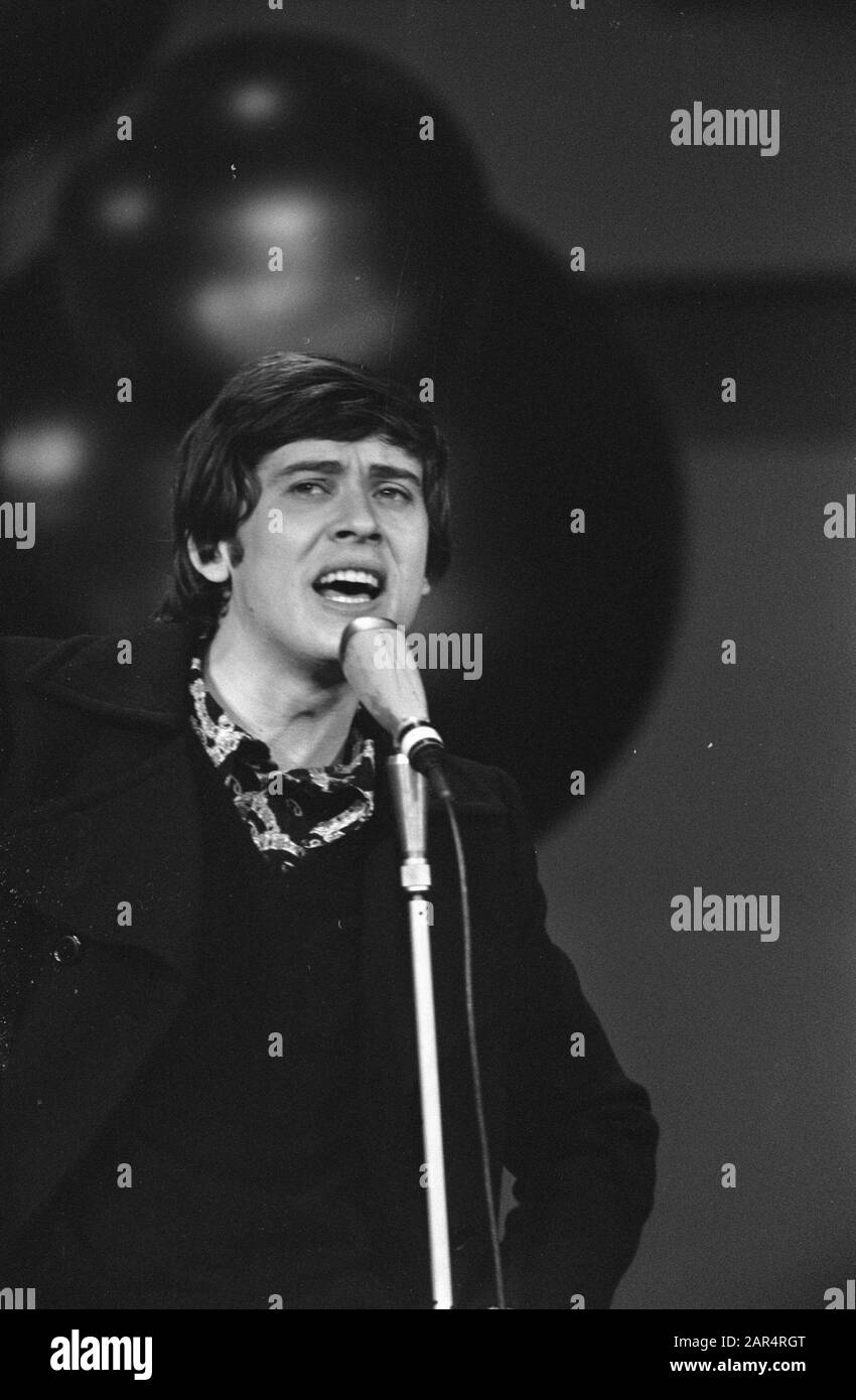 Eurovision Song Festival in RAI Amsterdam, Proben. Gianni Morandi (Italien) singt Datum: 18. März 1970 Ort: Amsterdam Schlagwörter: Musik, Songfestivals, Sänger persönlicher Name: Morandi, Gianni Institution Name: Eurovision Song Festival Stockfoto