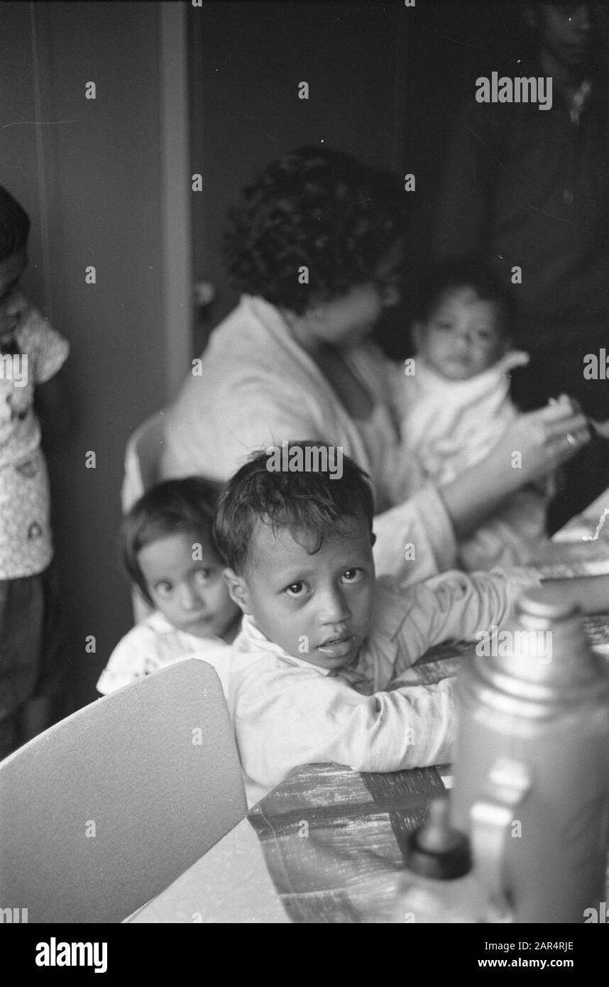 Evacués aus Neuguinea in der Willem de Zwijger Kaserne am Wezep Datum: 17. August 1962 Standort: Gelderland, Wezep Schlüsselwörter: Evakuierte, Kinder Stockfoto