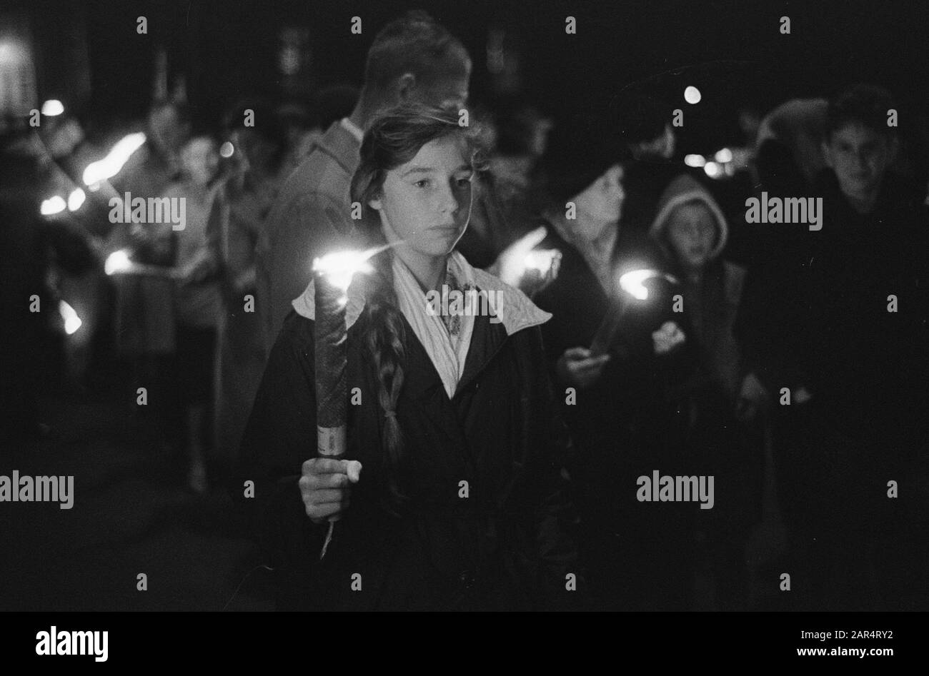Fackelparade ungarischer Flüchtlinge in den Haag zur Erinnerung an den Aufstand von 1956, Mädchen mit Fackel Datum: 2. November 1961 Ort: Die Haager Schlüsselwörter: Fackeln, Gedenkfeiern, Flüchtlinge Stockfoto