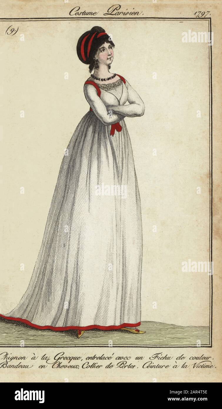 Frau im griechischen Stil, gestopft und Opfer, gestreift Gürtel, um das Jahr 1797. Sie trägt einen Bun im griechischen Stil, der mit einem farbigen Kerlchen, einem Haarkopfband und einer Perlenkette interlaced ist. Der rote Gürtel ist auf dem Rücken in einem Kreuz gebunden, Opferart. Chignon a la grecque, entrace avec un fichu du couleur. Bandeau en cheveux. Collier de perles. Ceinture a la Victime. Handfarbige Kupferstichgravur von Pierre de la Mesangere's Journal des Modes et Dames, Paris, 1796. Die Illustrationen in Band 1 stammen von Carle Vernet, Claude Louis Desrais und Philibert Louis Debucourt. Stockfoto