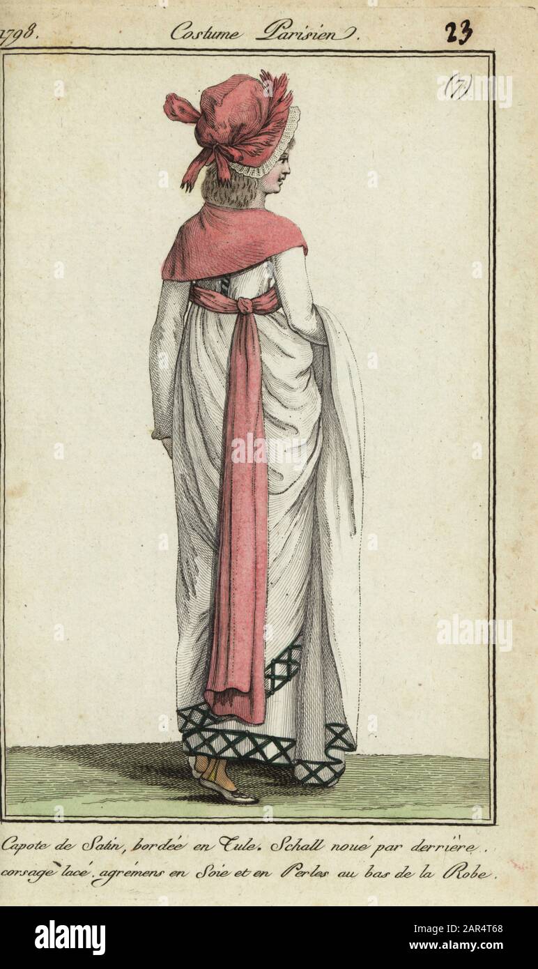 Rückansicht der Frau in der Mode von 1798. Sie trägt eine seidenmatte Kapuzenmütze, die in Tüll umrandet ist, ein geschnürtes Mieder mit einem dahinter gefesselten Schal. Seide- und Perlenschmuck auf der Unterseite des Kleides. Capote en Satin Bordee en tule. Schall noue par derriere Corsage Spitze. Agremens en soie et en perles au bas de la Robe. Handfarbige Kupferstichgravur von Pierre de la Mesangere's Journal des Modes et Dames, Paris, 1798. Die Illustrationen in Band 1 stammen von Carle Vernet, Claude Louis Desrais und Philibert Louis Debucourt. Stockfoto
