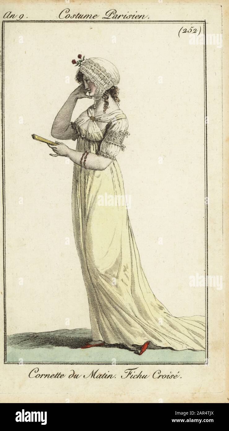 Modische Frau mit Fächer an einer Morgenpromenade, 1800. Sie trägt einen morgendlichen Kornethut, der mit Spitze und Rosen verziert ist, und ein Kleid mit gekreuzten Kernen an der Büste. Cornette du Matin. Fichu Croise. Handfarbige Kupferstichgravur von Pierre de la Mesangere's Journal des Modes et Dames, Paris, 1800. Die Illustrationen in Band 4 stammen von Carle Vernet, Bosio, Dutailly und Philibert Louis Debucourt. Stockfoto