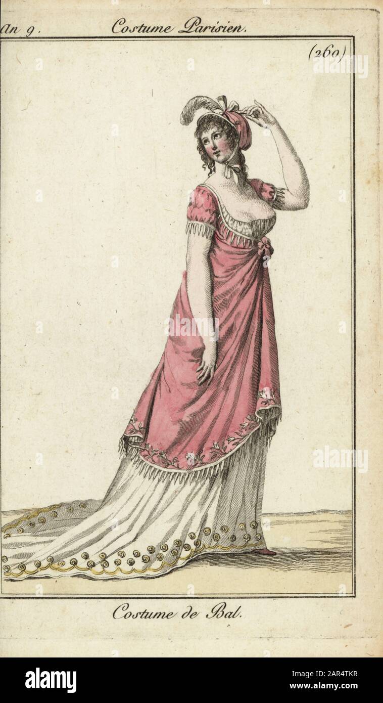 Modische Frau in einem luxuriösen Ballkognäuel, Paris, 1800. Tracht de Bal. Handfarbige Kupferstichgravur von Pierre de la Mesangere's Journal des Modes et Dames, Paris, 1800. Die Illustrationen in Band 4 stammen von Carle Vernet, Bosio, Dutailly und Philibert Louis Debucourt. Stockfoto