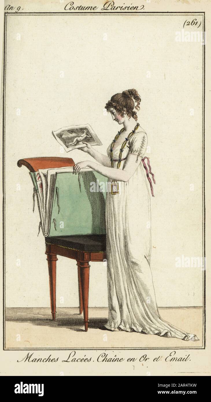 Frau, die ein Portfolio von Gravuren, 1800, betrachtet. Sie trägt ein schlichtes Kleid mit geschnürten Ärmeln und einer Gold- und Emaille-Kette. Manches lacées. Chaîne en Oder et émail. Handfarbige Kupferstichgravur von Pierre de la Mesangere's Journal des Modes et Dames, Paris, 1800. Die Illustrationen in Band 4 stammen von Carle Vernet, Bosio, Dutailly und Philibert Louis Debucourt. Stockfoto