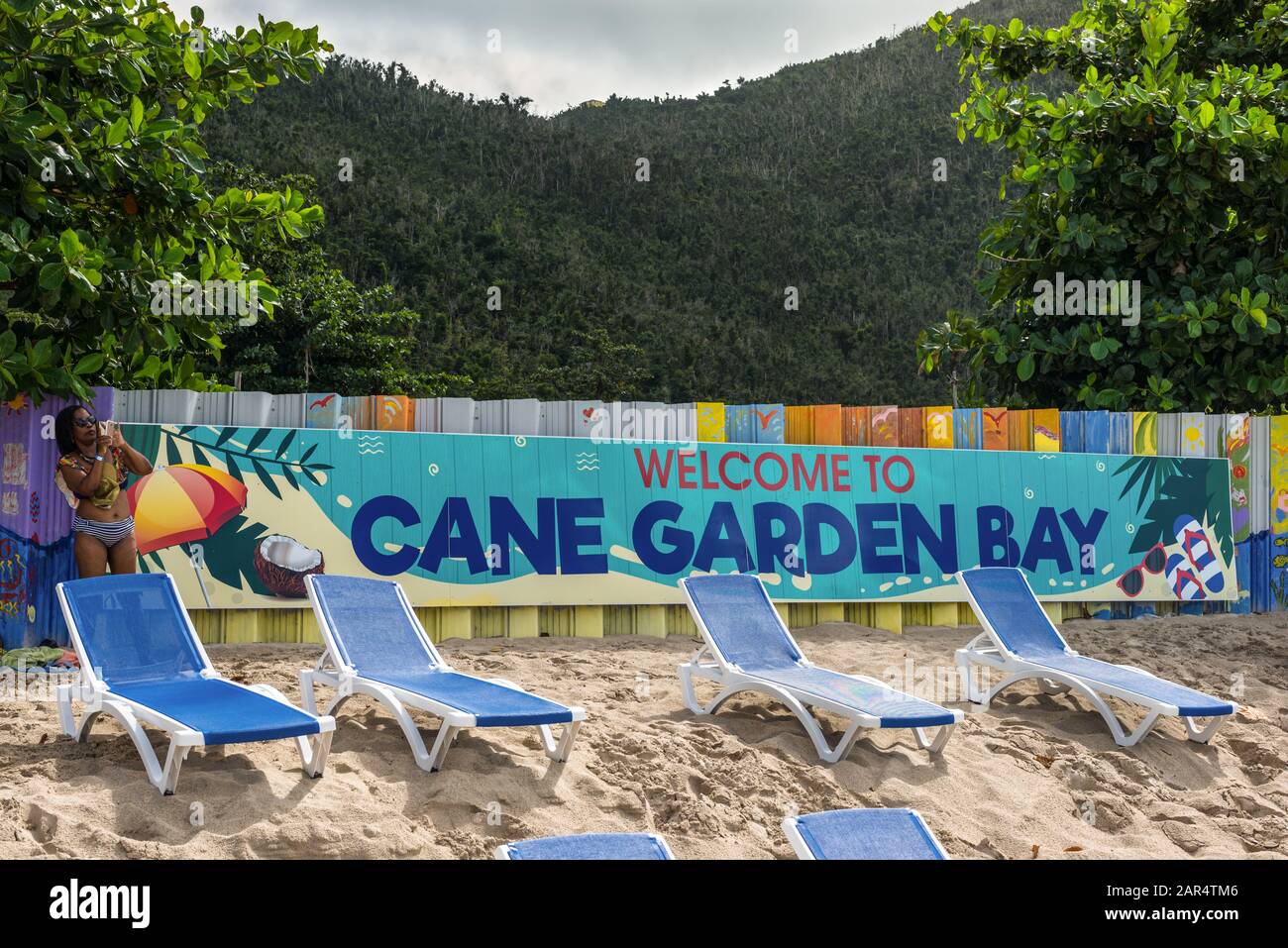 Cane Garden Bay, Tortola, britische Jungferninseln - 16. Dezember 2018: Willkommensschild "Welcome to Cane Garden Bay" im Plakat auf Cane Garden Bay in Der Ca Stockfoto