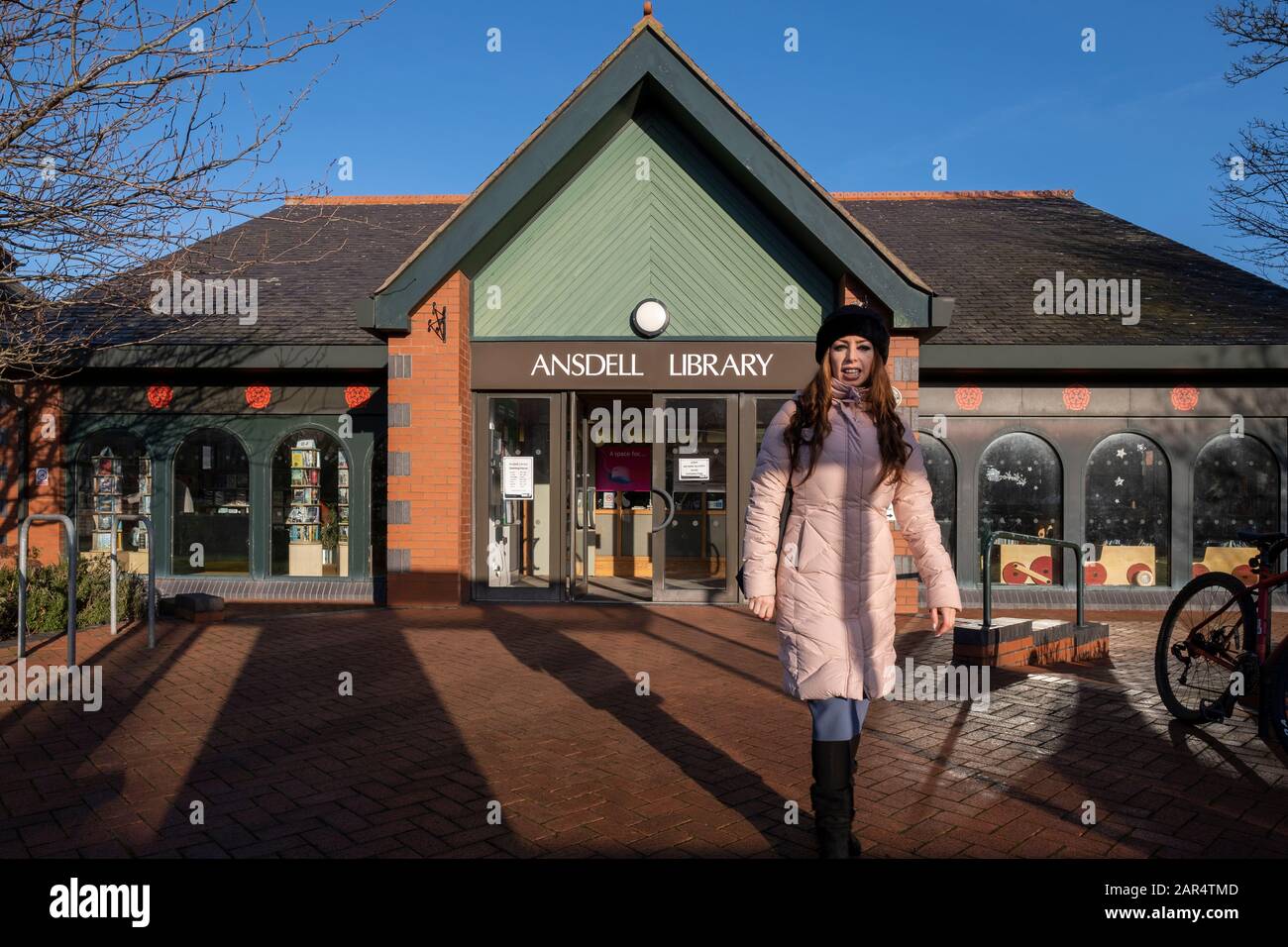 Ansdell Library, Lytham St Annes mit weiblich Stockfoto