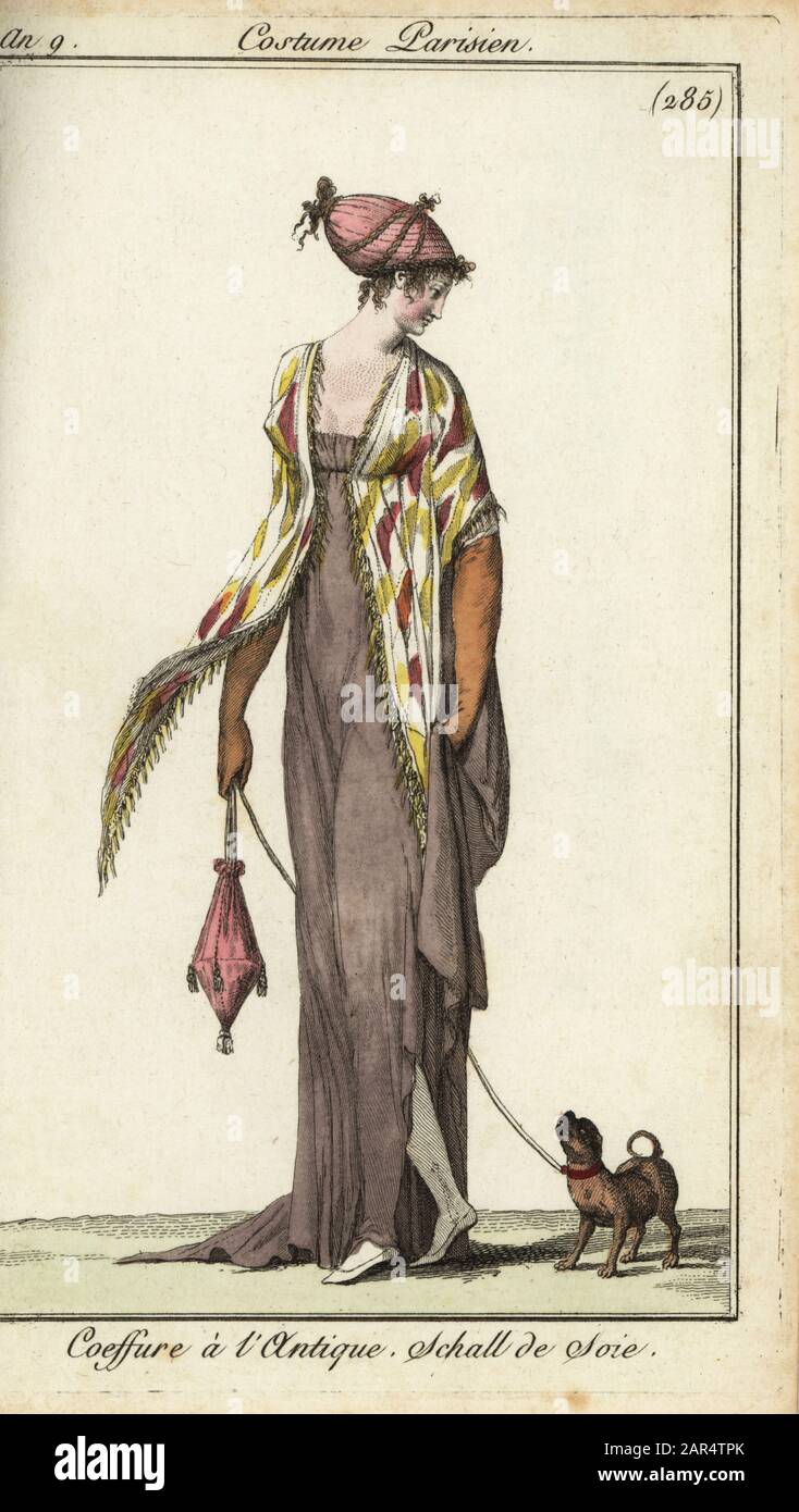 Modische Frau, die ihren Spielzeughund, 1801, spazieren ging. Sie trägt ihre Haare im klassischen Stil mit einer karierten Seidenschelle. Sie trägt einen Spott mit Kordelzug. Coeffure à l'Antique. Schall de Soie. Handfarbige Kupferstichgravur von Pierre de la Mesangere's Journal des Modes et Dames, Paris, 1801. Die Illustrationen in Band 4 stammen von Carle Vernet, Bosio, Dutailly und Philibert Louis Debucourt. Stockfoto