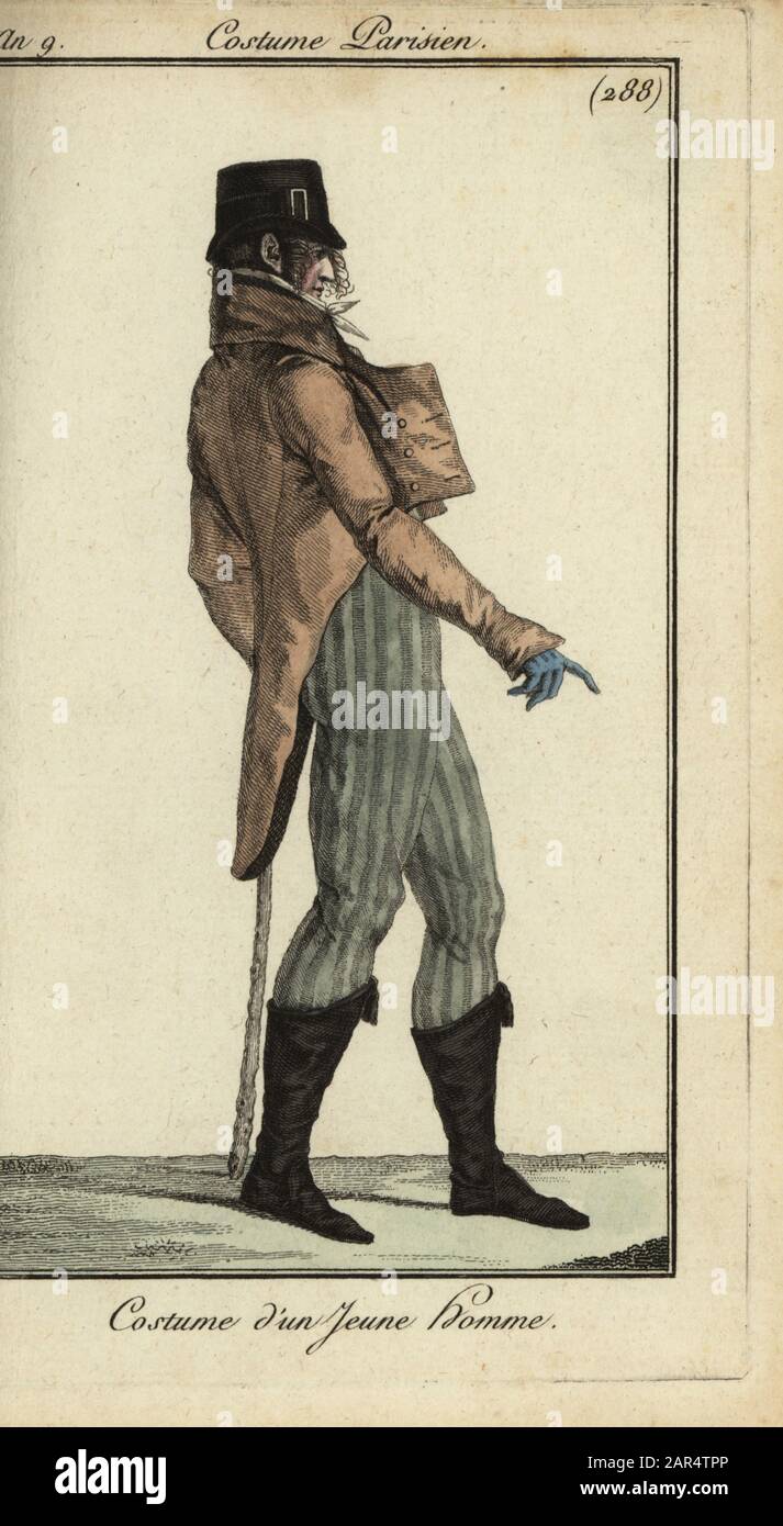 Outfit eines modischen jungen Mannes oder Incroyable, 1801. Er trägt einen Hut mit Schnalle, Kravatte, hochkarätige Reitschicht, gestreifte Breschen, kurze Stiefel und einen Kugel. Kostüm d'un Jeune Homme. Handfarbige Kupferstichgravur von Pierre de la Mesangere's Journal des Modes et Dames, Paris, 1801. Die Illustrationen in Band 4 stammen von Carle Vernet, Bosio, Dutailly und Philibert Louis Debucourt. Stockfoto