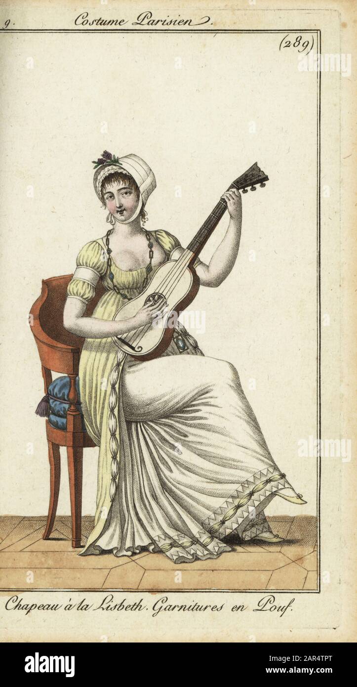 Modische Frau oder Merveilleuse, die Gitarre spielt, 1801. Sie trägt einen Hut im Lisbeth-Stil, ein tief geschnittenes Kleid, das das Busen enthüllt. Lange Kette aus Gold und Email. Kleid mit Puffverzierungen. Chapeau a la Lisbeth. Garnitures en Puf. Handfarbige Kupferstichgravur von Pierre de la Mesangere's Journal des Modes et Dames, Paris, 1801. Die Illustrationen in Band 4 stammen von Carle Vernet, Bosio, Dutailly und Philibert Louis Debucourt. Stockfoto