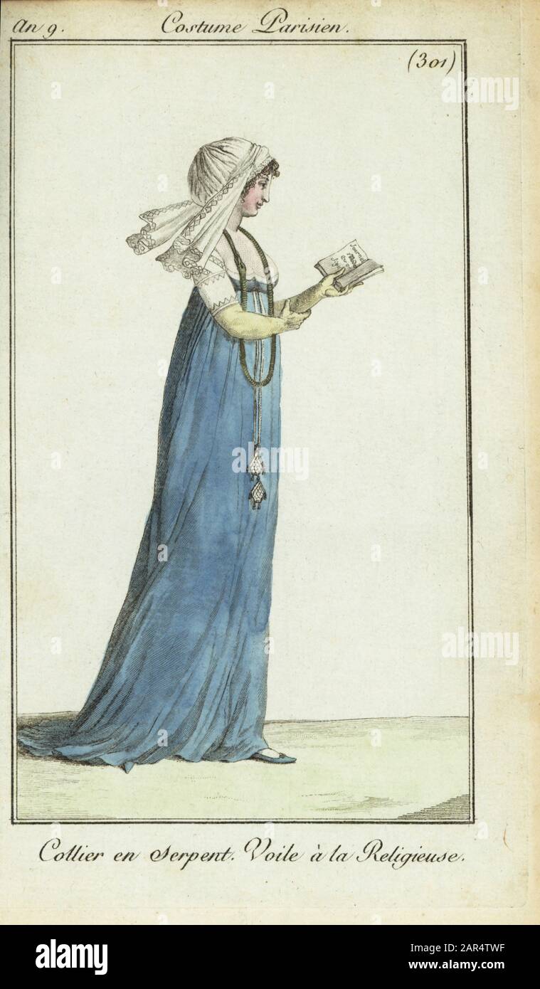 Frau in Nuns Schleier, die eine Modezeitschrift liest, 1801. Sie trägt ein tief geschnittenes Kleid mit Schlangenhalskette, Nonnenschleier und Handschuhen. 20. Oder 25. Mai 1801. Collier en Serpent. Voile a la Religieuse. Handfarbige Kupferstichgravur von Pierre de la Mesangere's Journal des Modes et Dames, Paris, 1801. Die Illustrationen in Band 4 stammen von Carle Vernet, Bosio, Dutailly und Philibert Louis Debucourt. Stockfoto