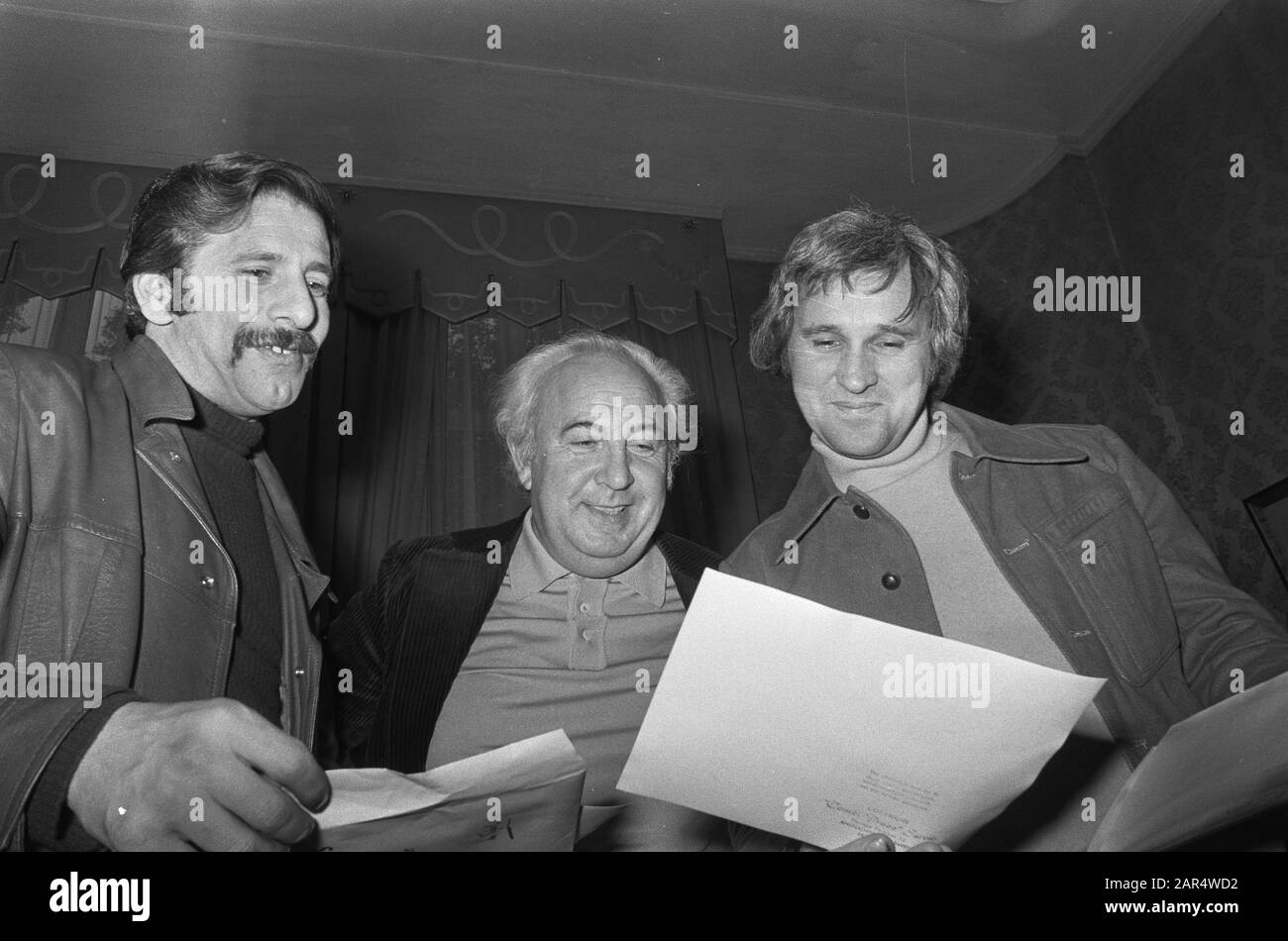 Film Fiddler on the Roof in Tuschinsky Amsterdam, v. l.n.r Topol, Lex Goudsmit, Norman Jewison (Regisseur) Datum: 21. Oktober 1971 Ort: Amsterdam, Noord-Holland Schlagwörter: Schauspieler, Kinos, Filmregisseure, Filme, Filmstars persönlicher Name: Goudsmit, Lex, Jewison, Norman Stockfoto