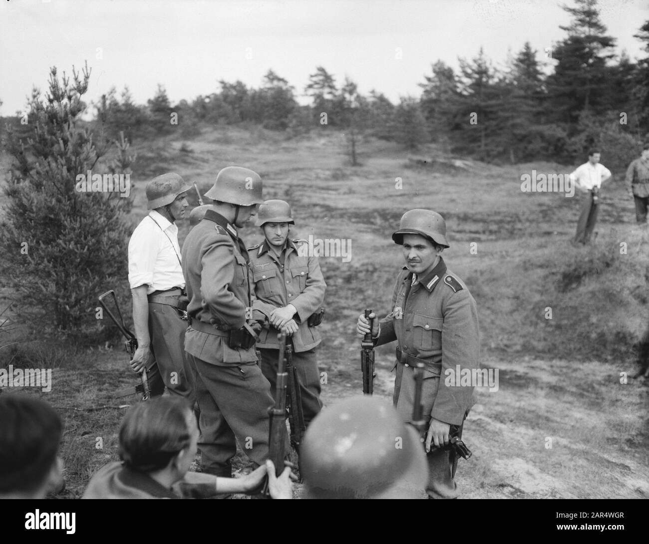 Filmaufnahmen mit dem Schauspieler Van Johnson in de Harskamp für die fim The Last Blitzkrieg Annotation: Der Film wurde am 30. Januar 1959 in den Vereinigten Staaten uraufgeführt Datum: 17. Juni 1958 Ort: Gelderland, Harskamp Keywords: Filme, Aufnahmen persönlicher Name: Johnson Van Stockfoto