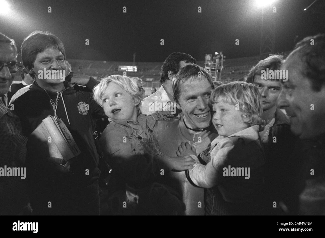 Radweltmeisterschaften 1979 im Olympiastadion in Amsterdam Finale Stayers Amateure; Sieger Mattheus Pronk nach Abschluss mit Kindern Datum: 30. August 1979 Ort: Amsterdam, Noord-Holland Schlagwörter: Kinder, Sport, Radsport persönlicher Name: Pronk, Mattheus Stockfoto