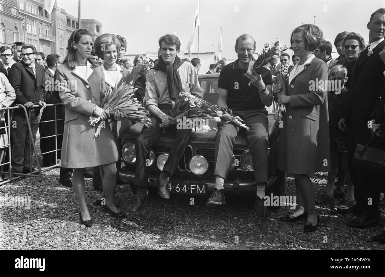 Finish Tulpenrallye, Rob Schlosser (rechts) und Rob Janssen, Gewinner, die die Klasse mit BMW 2002 gewinnen Datum: 25. April 1968 Schlagwörter: Gewinner, Motorsport, Name der Sportperson: Janssen, Rob, Schlosser, Rob Institution Name: Tulpenrally Stockfoto