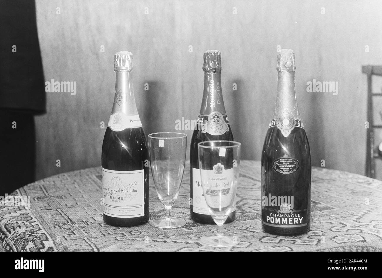Flaschen Champagner und Brille, bestellen Elsevier Datum: 24. Dezember 1970 Stichwörter: Champage, FLASCHEN, GLASEINRICHTUNG Name: Elsevier Stockfoto