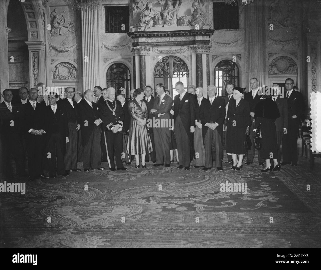 Königin Juliana erhält das Datum des stadtrats: 10. September 1953 Schlüsselwörter: Gemeinderäte, Königin, Einnahmen Stockfoto