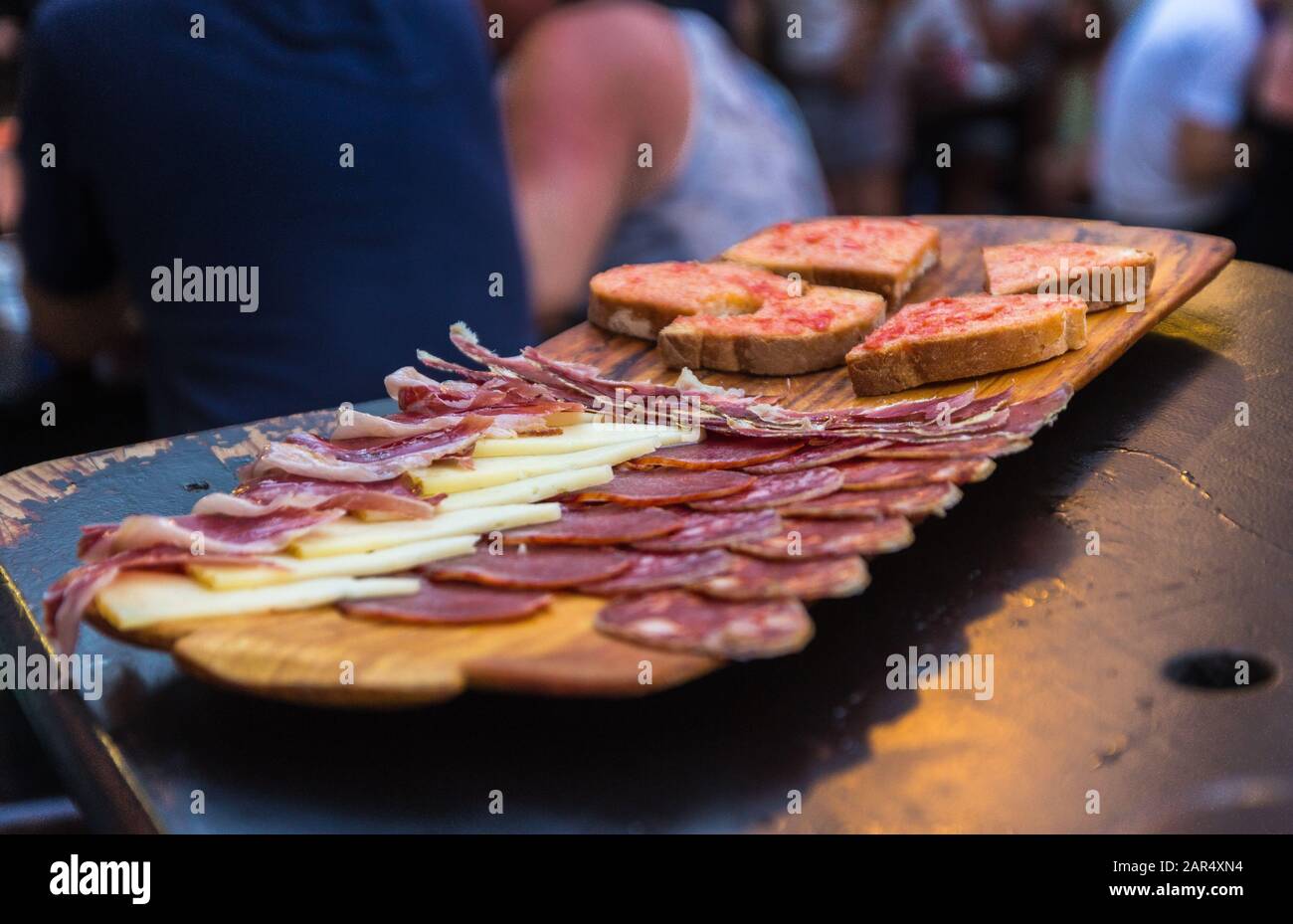 Juni 2019. Köstliches Aufschnitt und Käse im La "Casa del Jamon" (Calle D Jaime Sanz, 4, Peñíscola, Castellón, Spanien). Nahaufnahme von exquisiten Speisen. Stockfoto
