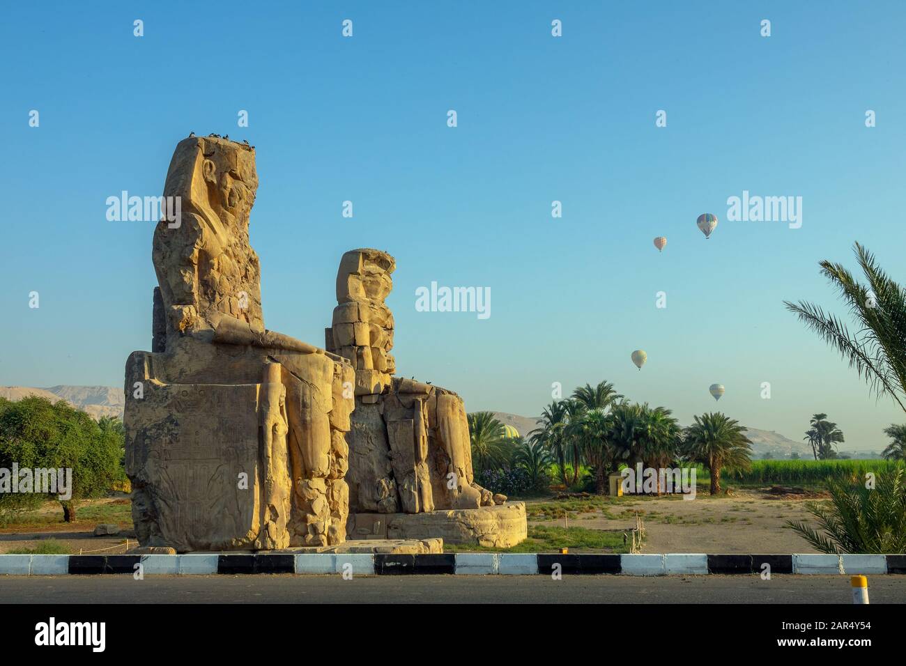 Kolossi von Memnon Statuen und Luftballons Stockfoto