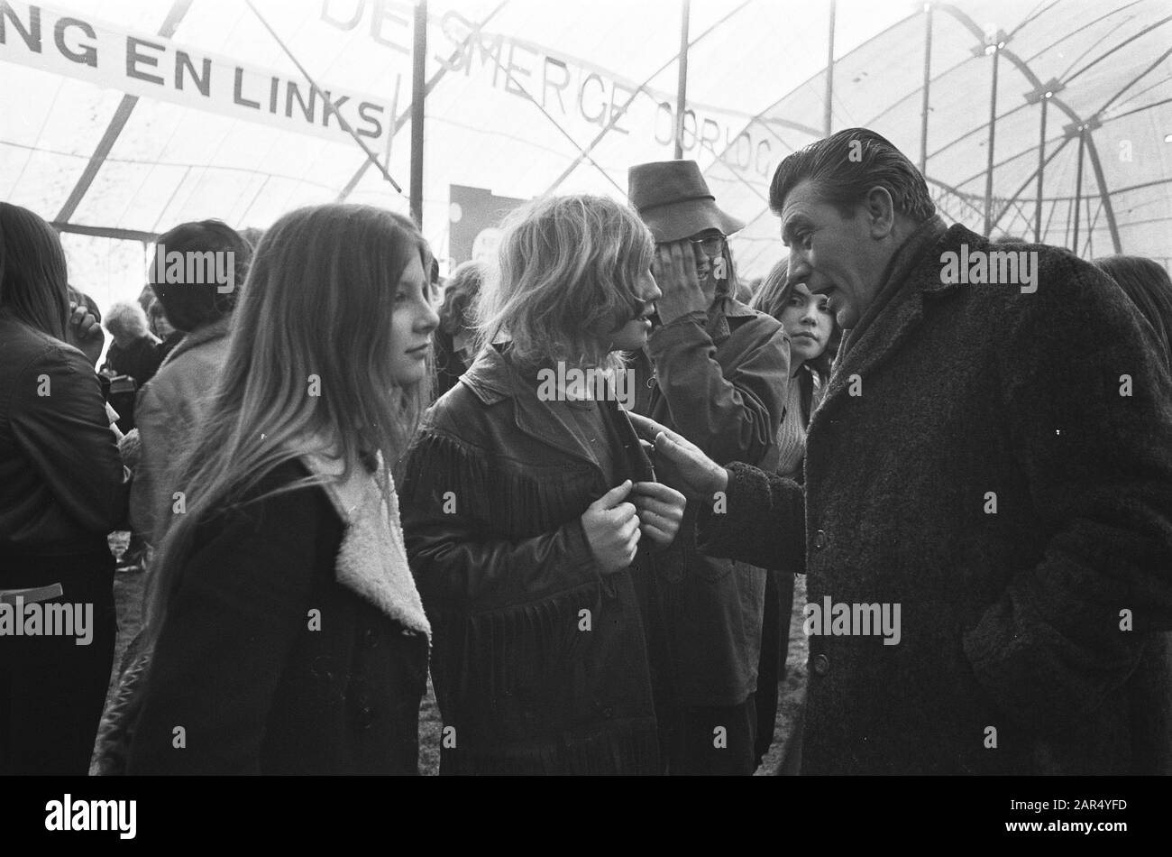Demonstrativparade in Amsterdam durch die Kommunistische Partei Fré Meis spricht mit Jugendlichen Datum: 27. März 1971 Ort: Amsterdam, Noord-Holland Schlüsselwörter: Demonstrationen, Politiker, Banner Personenname: Meis, Fré Institutionenname: CPN Stockfoto