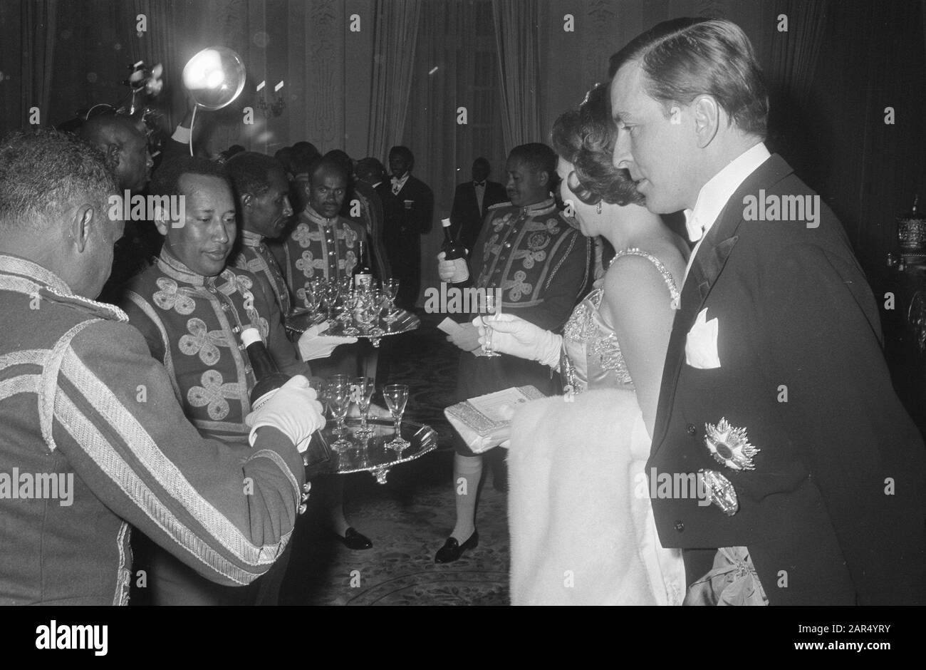 Staatsbesuch Königsfamilie in Äthiopien Gala-Dinner im kaiserlichen Palast Nr. 12: Zum Abendessen: Beatrix und Claus, nein 13: V.l.n.r. Königin Juliana, Kaiser Haile Selassie, Prinz Bernhard, Prinzessin Beatrix und Prinz Claus Datum: 24. Januar 1969 Schlüsselwörter: Queens persönlicher Name: Beatrix, Prinzessin, Bernhard, Fürst, Claus, Fürst, Haile Selassie, Kaiser von Äthiopien, Juliana (Königin Niederlande) Stockfoto