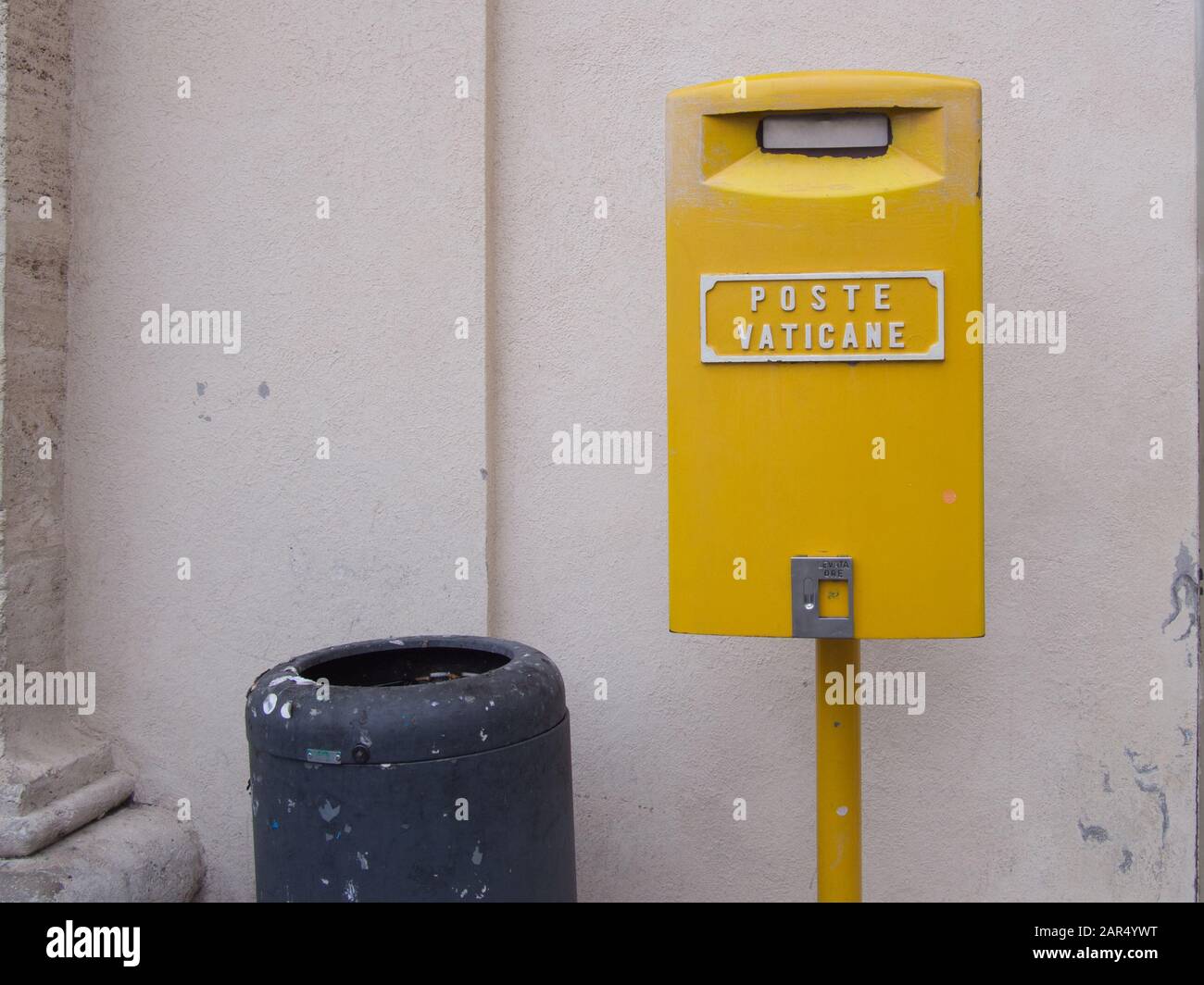Ein gelber Postkasten des Vatikans in Vatikanstadt. Stockfoto