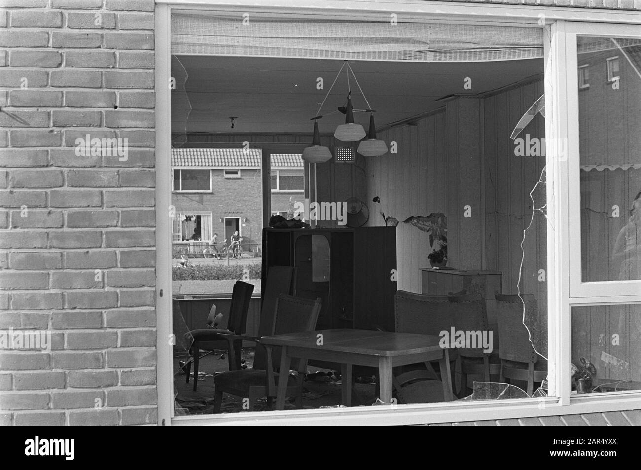 Gasexplosion in Volendam. Vier zerstörte Häuser, Herr J. Zijlstra, konnten einen der Bewohner schnell retten Datum: 15. Juni 1968 Ort: Noord-Holland, Volendam-Schlüsselwörter: Gasexplosionen, HÄUSER, Bewohner Stockfoto