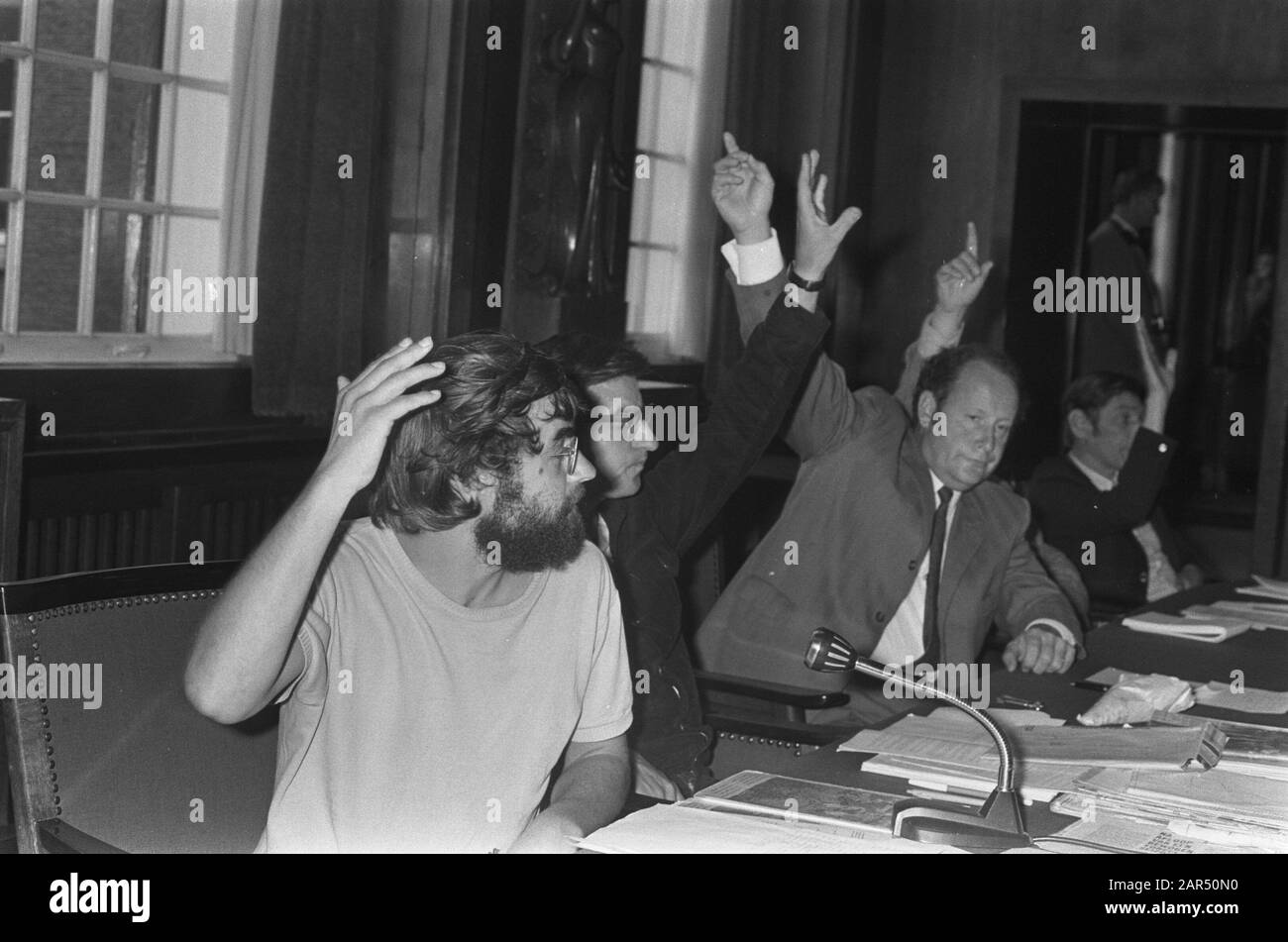 Stadtrat Amsterdam; Erklärung von Bürgermeister Samkalden zu Damslaperspolicy; Votum Roel van Duyn, Fries de Vries, Ten Brink Datum: 26. August 1970 Ort: Amsterdam, Noord-Holland Schlüsselwörter: Bürgermeister, Räte, Stimmen, Erklärungen persönlicher Name: Duyn, Roel van, Vries, Fries de Institution Name: PSP Stockfoto