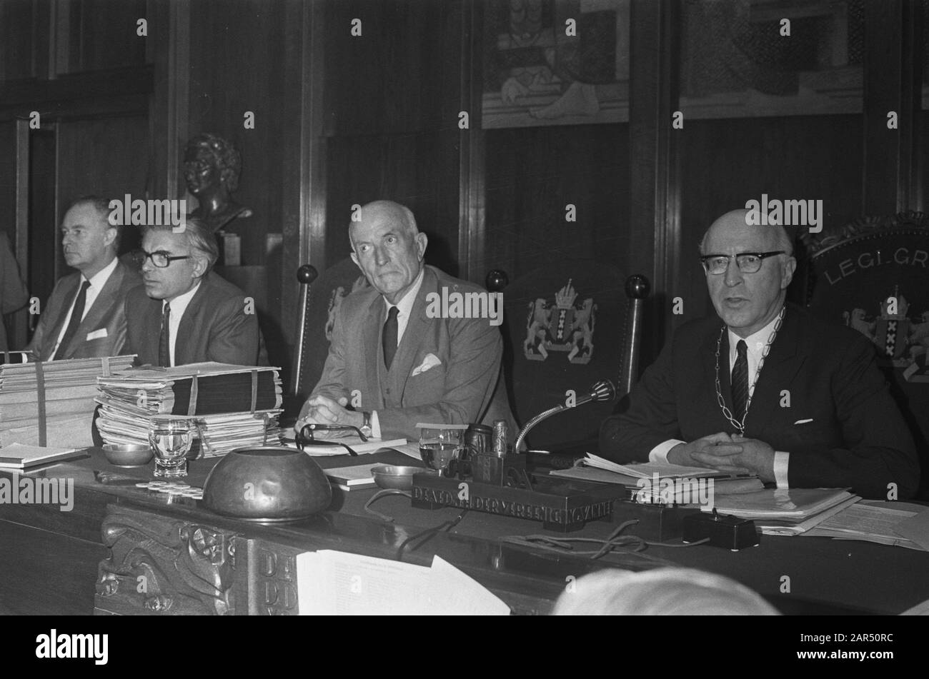 Stadtrat, Amsterdam; Erklärung von Bürgermeister Samkalden zu Damslaperspolicy; Samkalden und Alderman Carriage Datum: 26. August 1970 Ort: Amsterdam, Noord-Holland Stichwörter: Bürgermeister, Räte, Erklärungen, aldermen Personenname: Kutsche Stockfoto